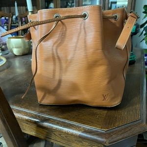 Pretty Louis Vuitton bucket bag in good condition